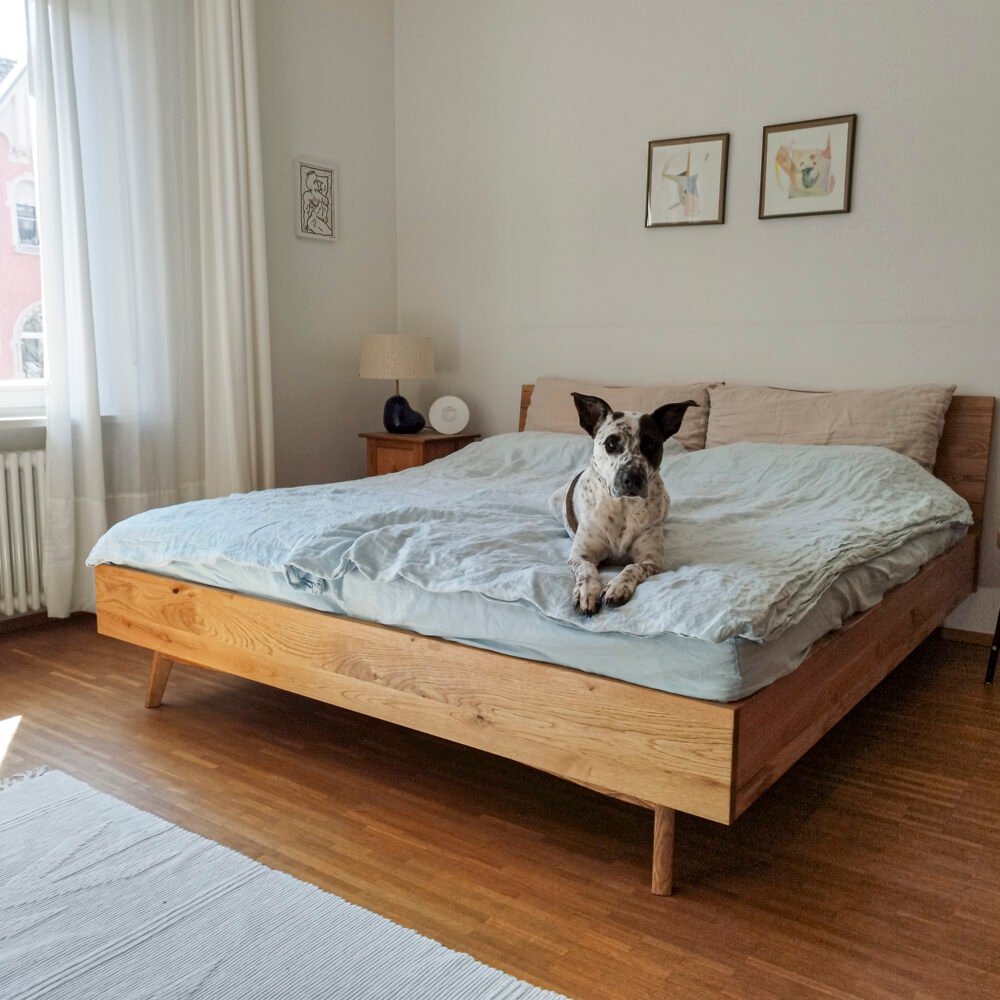 Bett aus gebürsteter Wildeiche